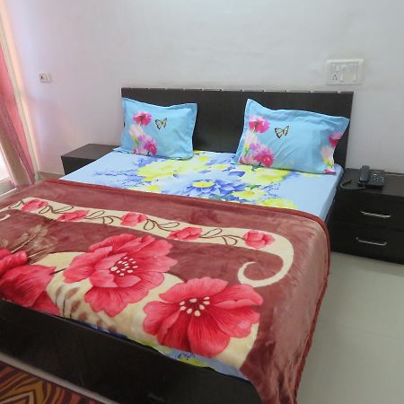Nikunj Palace Hotell Vrindāvan Exteriör bild